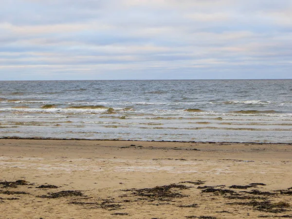 Frostklar vintermorgen på Rigas kyst i Jurmala. Letland 2018 . - Stock-foto