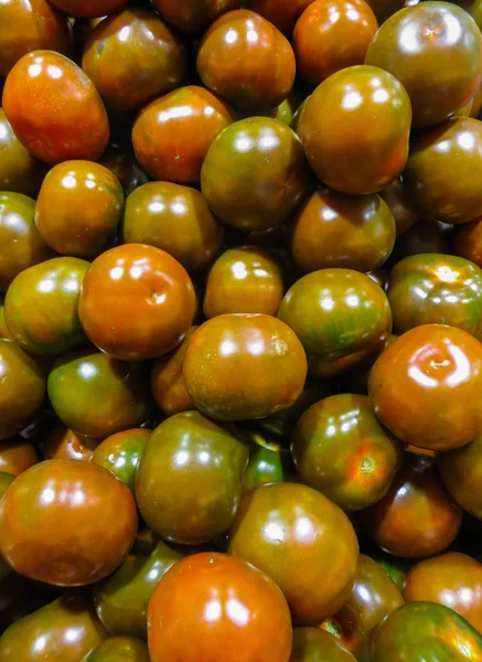 Fresh dark tomatoes, put up for sale in a supermarket. — Stock Photo, Image