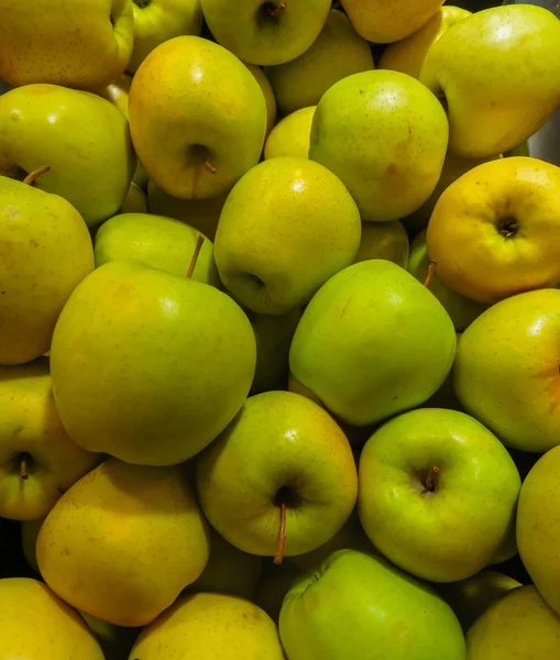 Doboz zöld almával eladó a boltban. — Stock Fotó