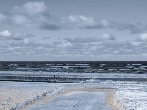 Бесконечные просторы на заснеженном пляже в Юрмале, на берегу Рижского залива, зимой 2014 года. Латвия . — стоковое фото