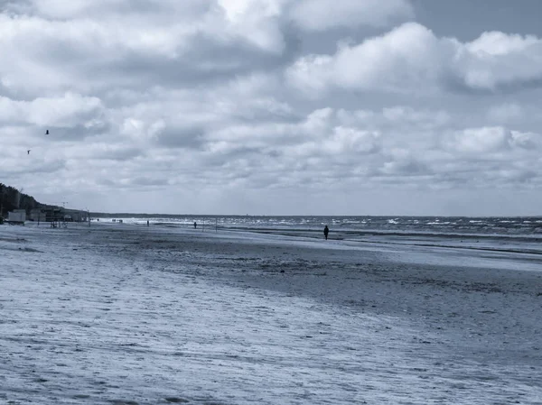 Безкраї простори на засніженому пляжі в Юрмалу, на узбережжі Ризької затоки, в зимовий 2018.Latvia. — стокове фото