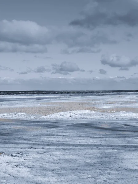 Бесконечные просторы на заснеженном пляже в Юрмале, на берегу Рижского залива, зимой 2014 года. Латвия . — стоковое фото