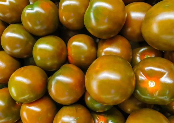 Frische dunkle Tomaten, die im Supermarkt zum Verkauf angeboten werden. — Stockfoto