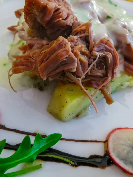 Stewed meat with boiled potatoes, sprinkled with cream sauce. — Stock Image Stewed meat with boiled potatoes, sprinkled with cream sauce. Stock Picture