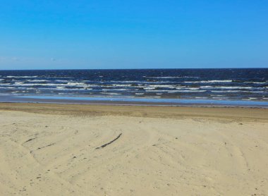 Bahar başlarında, güneşli bir günde Balkan Körfezi manzarası. Letonya 2018.