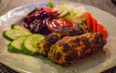 Bir tabaktabakta kebap geleneksel bir yemek, bir ızgara üzerinde pişmiş, sebze ile birlikte.