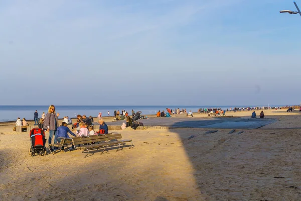 Солнечный теплый день на западном побережье Рижского залива. Люди прогуливаются вдоль побережья . — стоковое фото