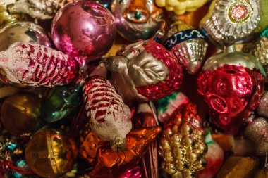 Farklı renkte Noel oyuncakları, altın balıklar, yıldızlar, koniler. Yeni yıl. Noel arkaplanı. Geçen yüzyılın 70 'leri..