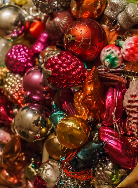 Διαφορετικά πολύχρωμα χριστουγεννιάτικα παιχνίδια, χρυσά ψάρια, αστέρια, κώνους. Πρωτοχρονιά.Χριστουγεννιάτικο φόντο.Αποθήκες του περασμένου αιώνα. — Φωτογραφία Αρχείου