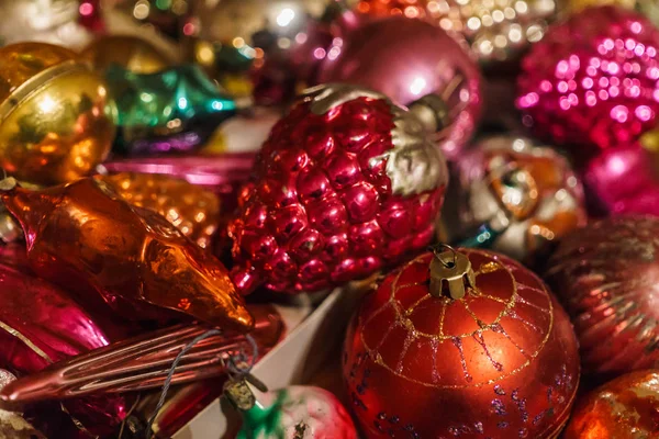 Olika färgglada julleksaker, gyllene fisk, stjärnor, kottar. Nytt år.Jul bakgrund. sjuttiotalet av det senaste århundradet. — Stockfoto