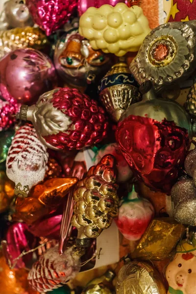 Olika färgglada julleksaker, gyllene fisk, stjärnor, kottar. Nytt år.Jul bakgrund. sjuttiotalet av det senaste århundradet. — Stockfoto