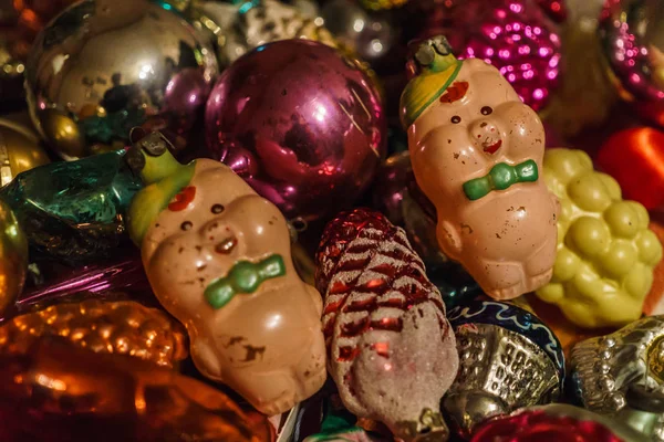 Diferentes juguetes de Navidad de colores, peces de oro, estrellas, conos. Año nuevo.Fondo de Navidad.Seventies del siglo pasado . — Foto de Stock