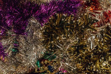 Binayı ve Noel ağaçlarını süslemek için renkli Noel süsleri.