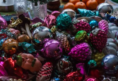 Farklı renkte Noel oyuncakları, altın balıklar, yıldızlar, koniler. Yeni yıl. Noel arkaplanı. Geçen yüzyılın 70 'leri..