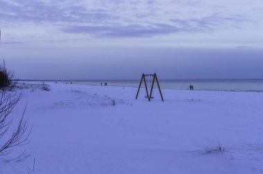 Letonya 'nın Riga Körfezi kıyısındaki deniz sahilleri karla kaplıydı..