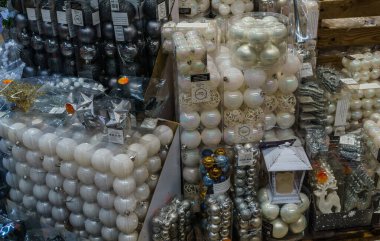 Mağazada çeşitli renkli Noel oyuncakları ve satılık süsler var..
