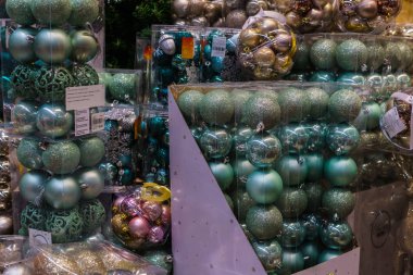 Mağazada çeşitli renkli Noel oyuncakları ve satılık süsler var..