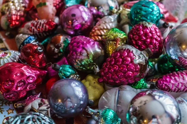 Olika färgglada julleksaker, gyllene fisk, stjärnor, kottar. Nytt år.Jul bakgrund. — Stockfoto