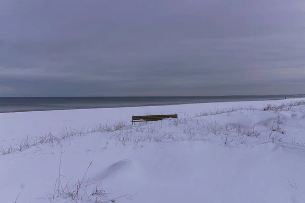 Playa cubierta de nieve en las orillas del Golfo de Riga en Letonia . — Foto de Stock
