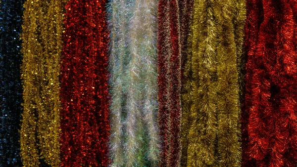 Tinsel คริสต์มาสที่มีสีสันเพื่อตกแต่งสถานที่และต้นคริสต์มาส . — ภาพถ่ายสต็อก