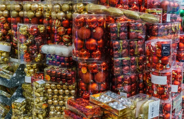 Varios juguetes de Navidad multicolores y decoraciones para la venta en la tienda . — Foto de Stock