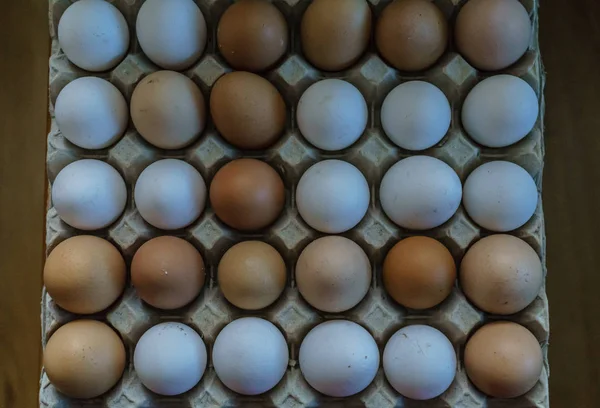 Contexto de ovos de galinha domésticos brancos e marrons. Alimentos biológicos . — Fotografia de Stock