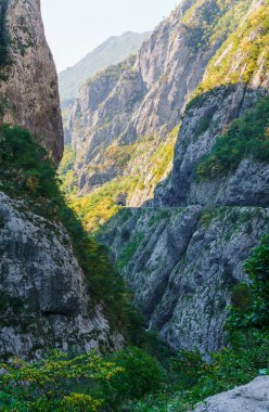 Karadağ 'daki dağların arasındaki vadi manzarasının güzel olduğu turistler için bir gözlem güvertesi. Eylül 2018