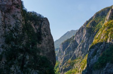 Karadağ 'daki dağların arasındaki vadi manzarasının güzel olduğu turistler için bir gözlem güvertesi. Eylül 2018