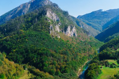 river gorge Tara Karadağ pitoresk dağlarla çevrili. Europe.