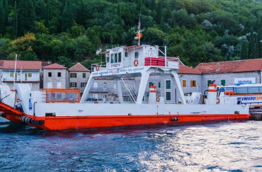 Boka Kotor körfezindeki liman ve tekneler, Karadağ, Avrupa. 2018.