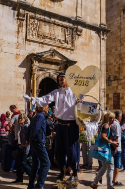 Dubrovnik, Hırvatistan. Eylül 2018. Hediyelik eşya satıcısı. Yaz panoramik görünümü .