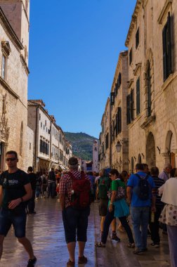 Dubrovnik, Hırvatistan. Dubrovnik 'in ortaçağ sokaklarında turistler, Eylül 2018.