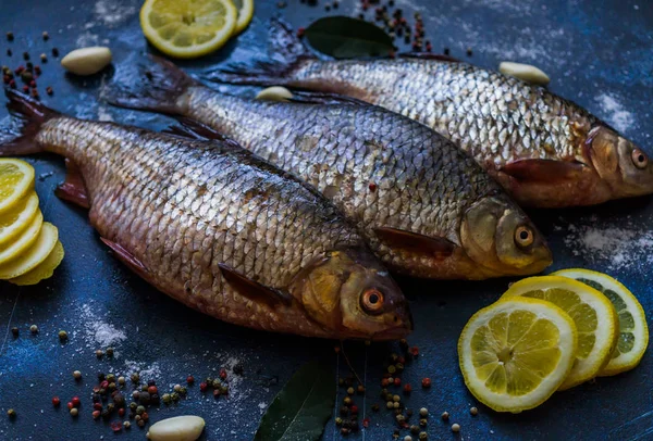 Three silver roach caught in the river, ready to be cooked, — Stock Image Three silver roach caught in the river, ready to be cooked, Stock Image