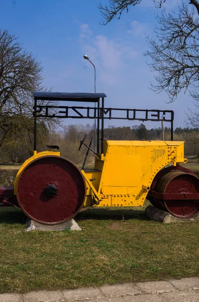Старый дорожный каток, сделанный в середине прошлого века. Выставка в музее. 7 апреля 2019.Latvia . — стоковое фото