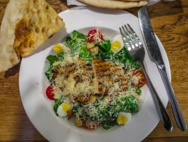 Tavuk fileto, bıldırcın yumurtası ve sebzeli Sezar salatası..