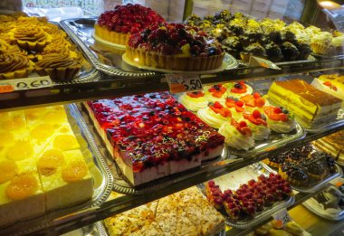 Süpermarketin vitrininde güzel taze kekler