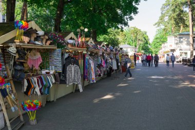 Sokakta hediyelik eşya satmak için ahşap tezgahlar. Jurmala, Letonya. Temmuz 2019.