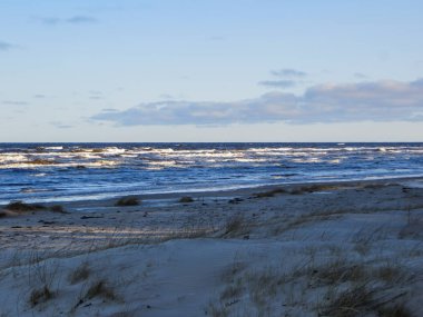 Riga Körfezi 'nin beyaz köpüklü büyük dalgaları