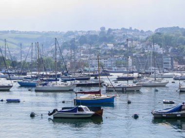 Dortmund şehrinde yatlar, motorlu tekneler ve küçük teknelerle dolu bir koy. İngiltere, Mayıs 2018