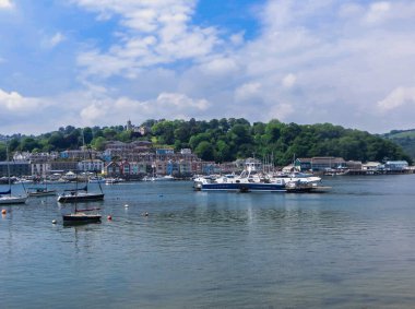 Dortmund şehrinde yatlar, motorlu tekneler ve küçük teknelerle dolu bir koy. İngiltere, Mayıs 2018.