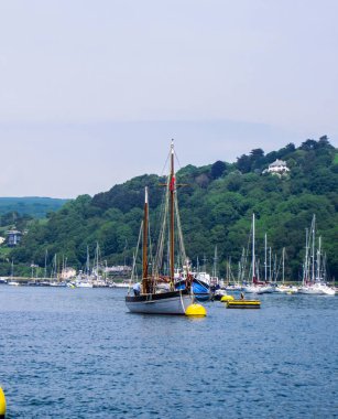 Dortmund şehrinde yatlar, motorlu tekneler ve küçük teknelerle dolu bir koy. İngiltere, Mayıs 2018.