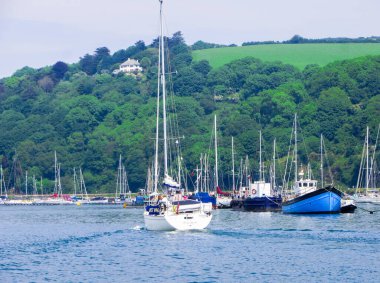 Dortmund şehrinde yatlar, motorlu tekneler ve küçük teknelerle dolu bir koy. İngiltere, Mayıs 2018.