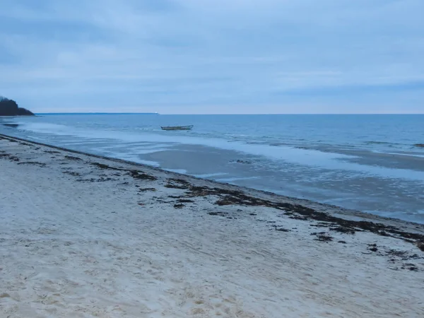 Calma a principios de primavera en las orillas del Golfo de Riga . — Foto de Stock