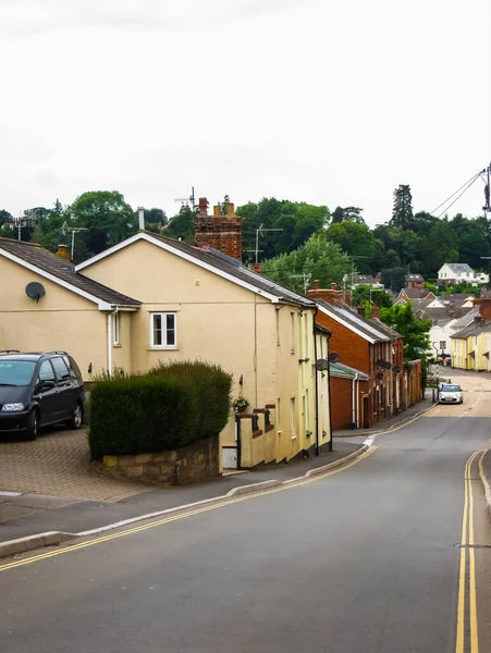 Casas y calles en el sureste de Inglaterra en una ciudad provincial, Devon, Crediton, 2018 . — Foto de Stock
