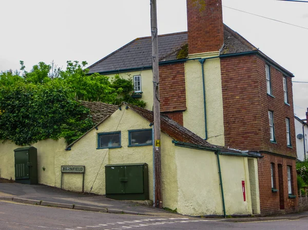 Casas e ruas no sudeste da Inglaterra em uma cidade provincial, Devon, Crediton, 2018 . — Fotografia de Stock