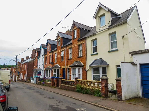 Casas y calles en el sureste de Inglaterra en una ciudad provincial, Devon, Crediton, 2018 . — Foto de Stock