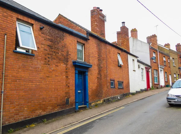 Casas y calles en el sureste de Inglaterra en una ciudad provincial, Devon, Crediton, 2018 . — Foto de Stock