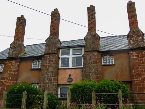 Casa Ladrillo Con Cuatro Chimeneas Ciudad Provincial Devon Sureste Inglaterra — Foto de Stock