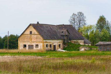 19. yüzyılın terk edilmiş çok eski tarım binaları Letonya 'nın bir köyünde, Mayıs 2020