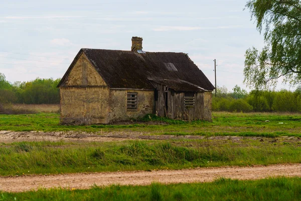 Bardzo Stare Opuszczone Budynki Rolnicze Xix Wieku Łotewskiej Wiosce Maj — Zdjęcie stockowe